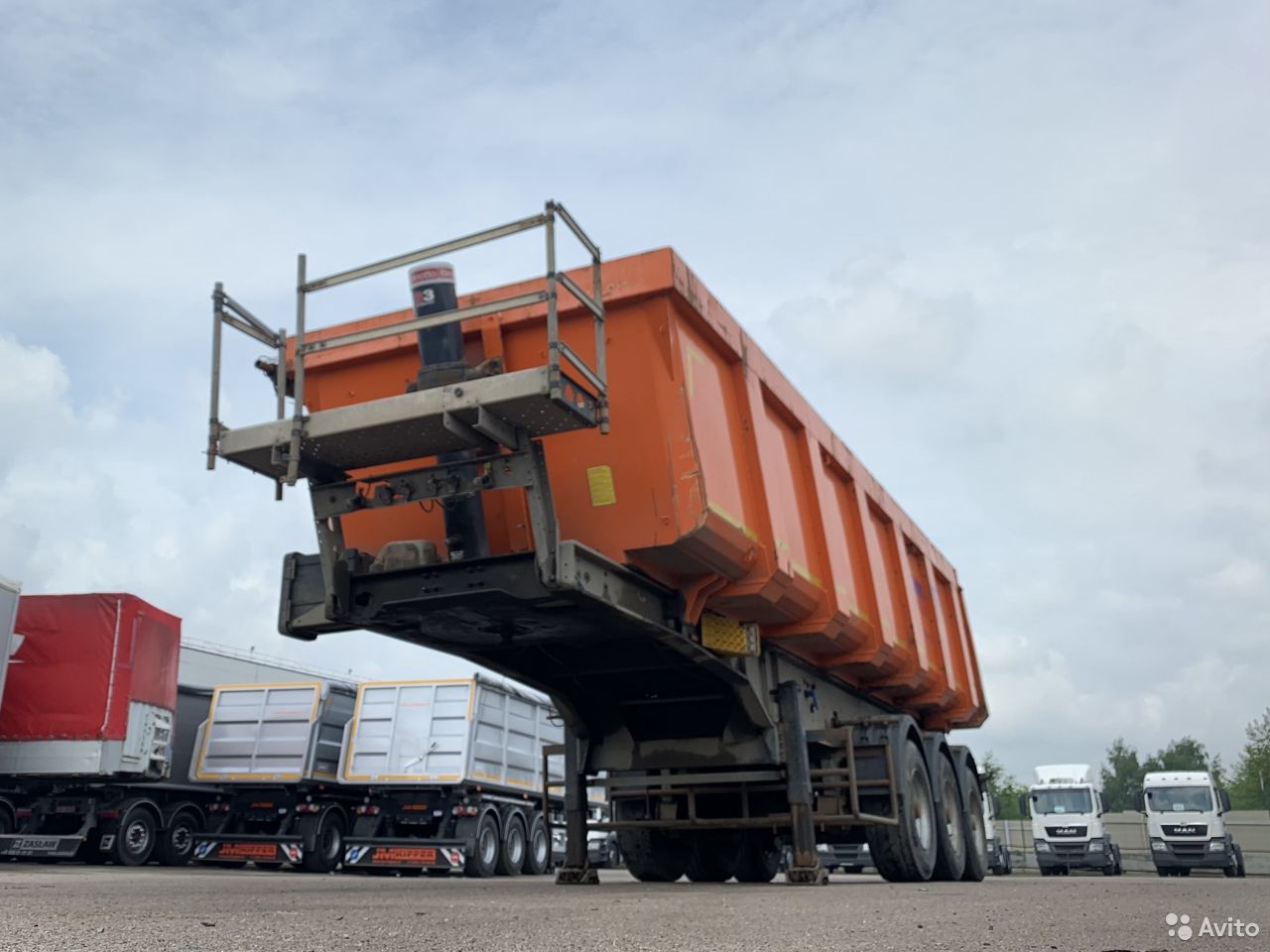 Самосвальный полуприцеп Schmitz Cargobull SKI 24