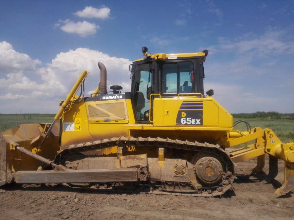 Гусеничный бульдозер Komatsu D65EX-16