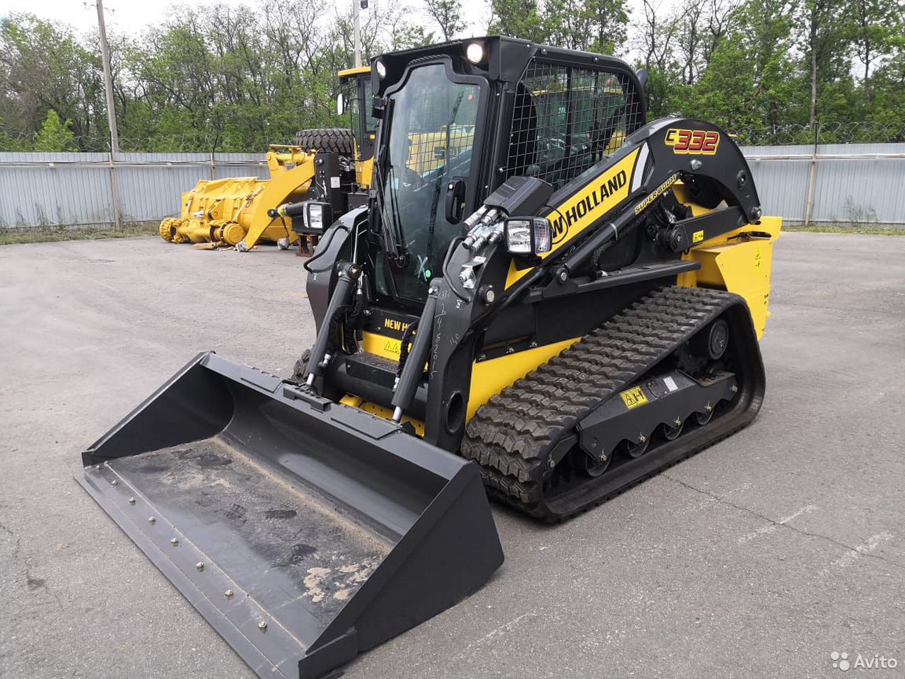 Гусеничный мини-погрузчик New Holland C332
