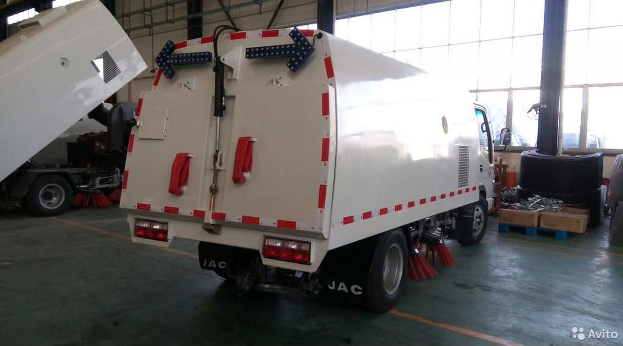 Вакуумная подметально-уборочная машина JAC N120