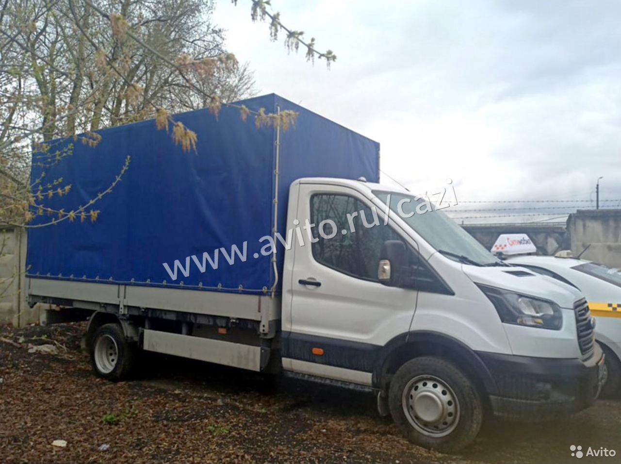 Тентованный автомобиль Ford Transit