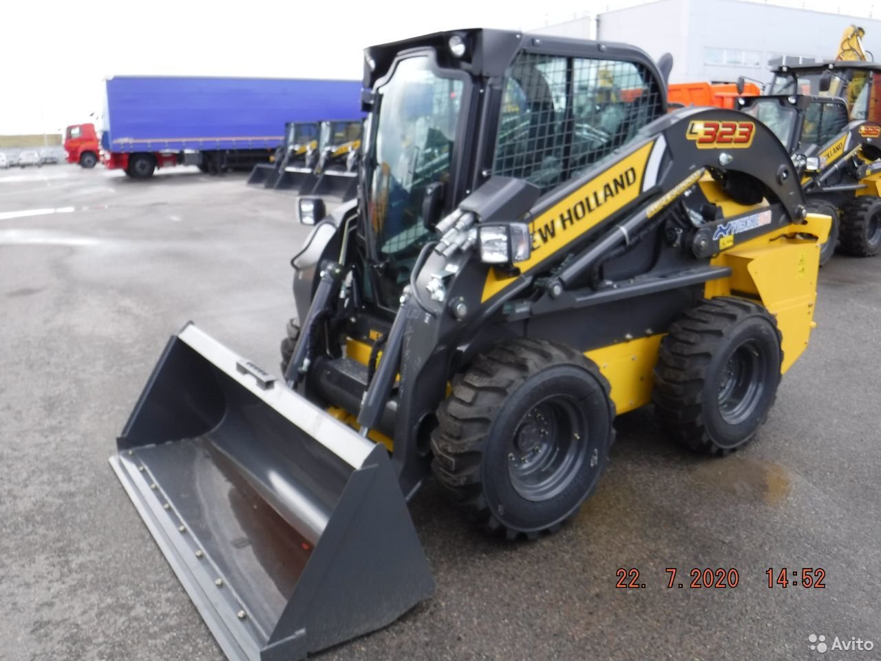 Мини-погрузчик New Holland L323
