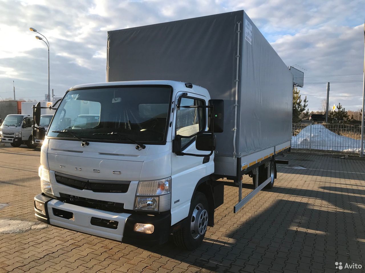Тентованный автомобиль Mitsubishi Fuso Canter