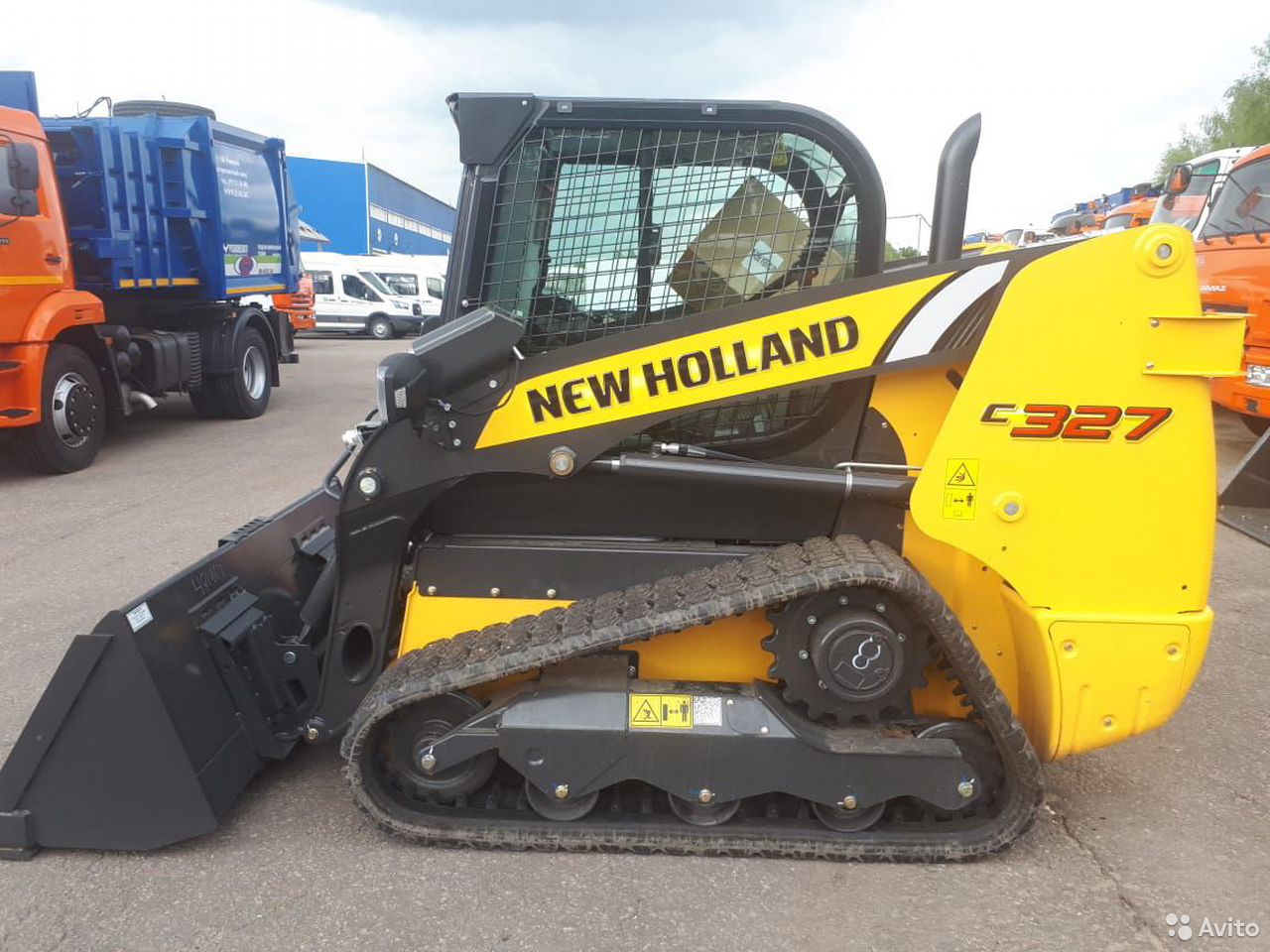 Гусеничный мини-погрузчик New Holland С327