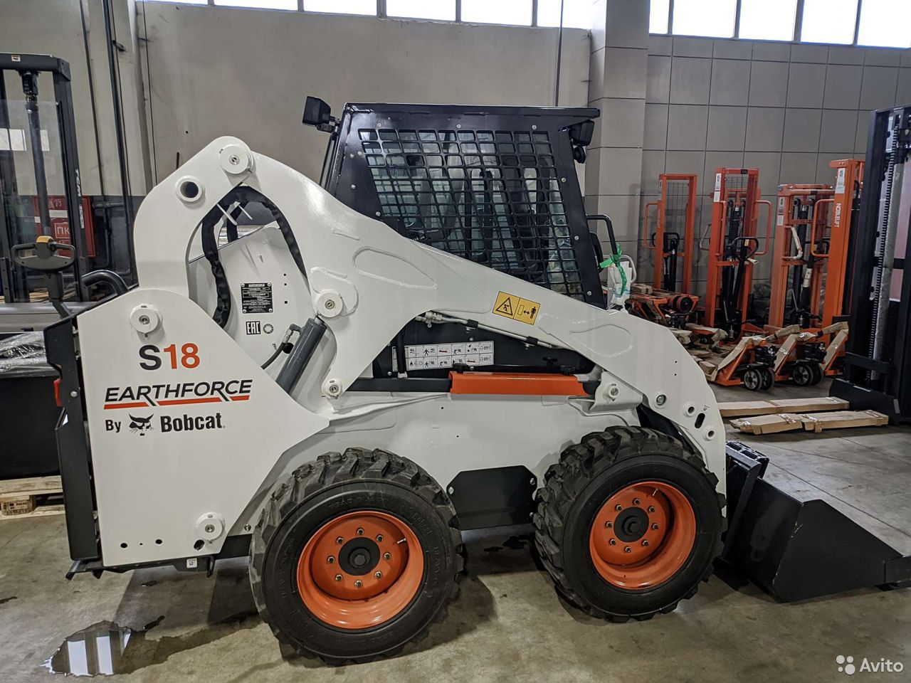 Мини-погрузчик Bobcat Earthforce S18