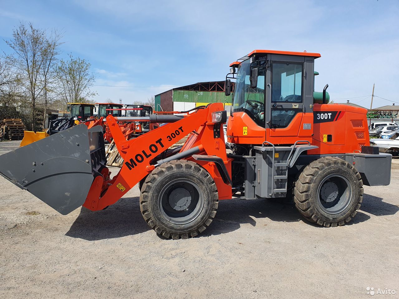Фронтальный погрузчик MOLOT 300T