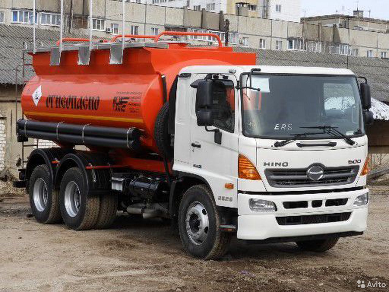 Бензовоз Hino 500 топливозаправщик