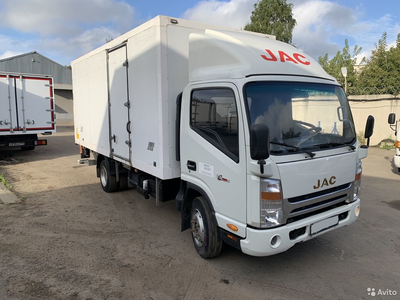 Изотермический фургон JAC N75 с гидробортом