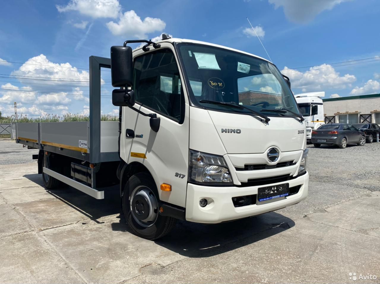 Бортовой автомобиль Hino 300