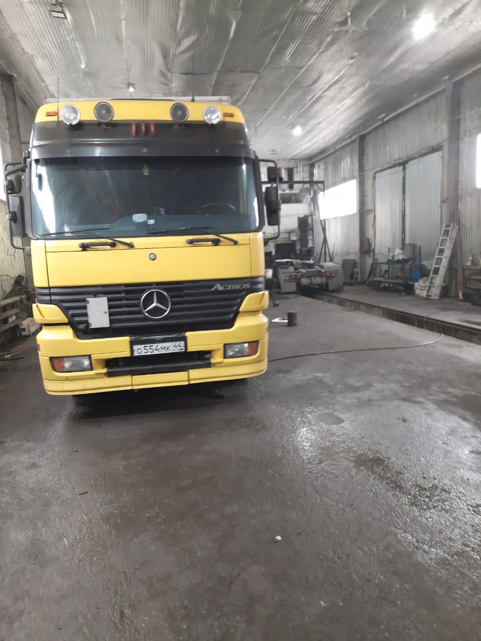 Тентованный грузовик Mercedes-Benz Actros 1840