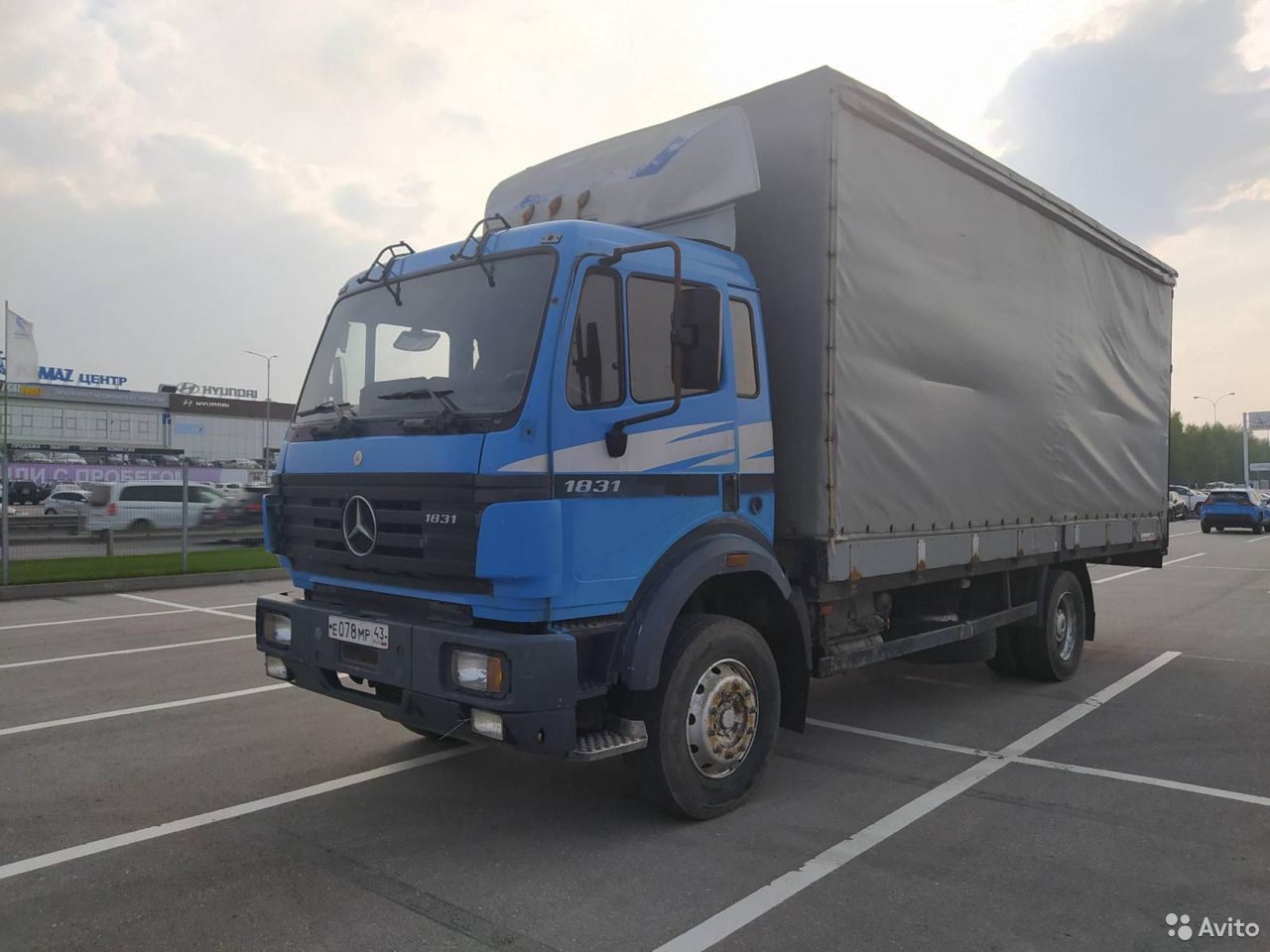 Тентованный грузовик Mercedec-Benz 1831