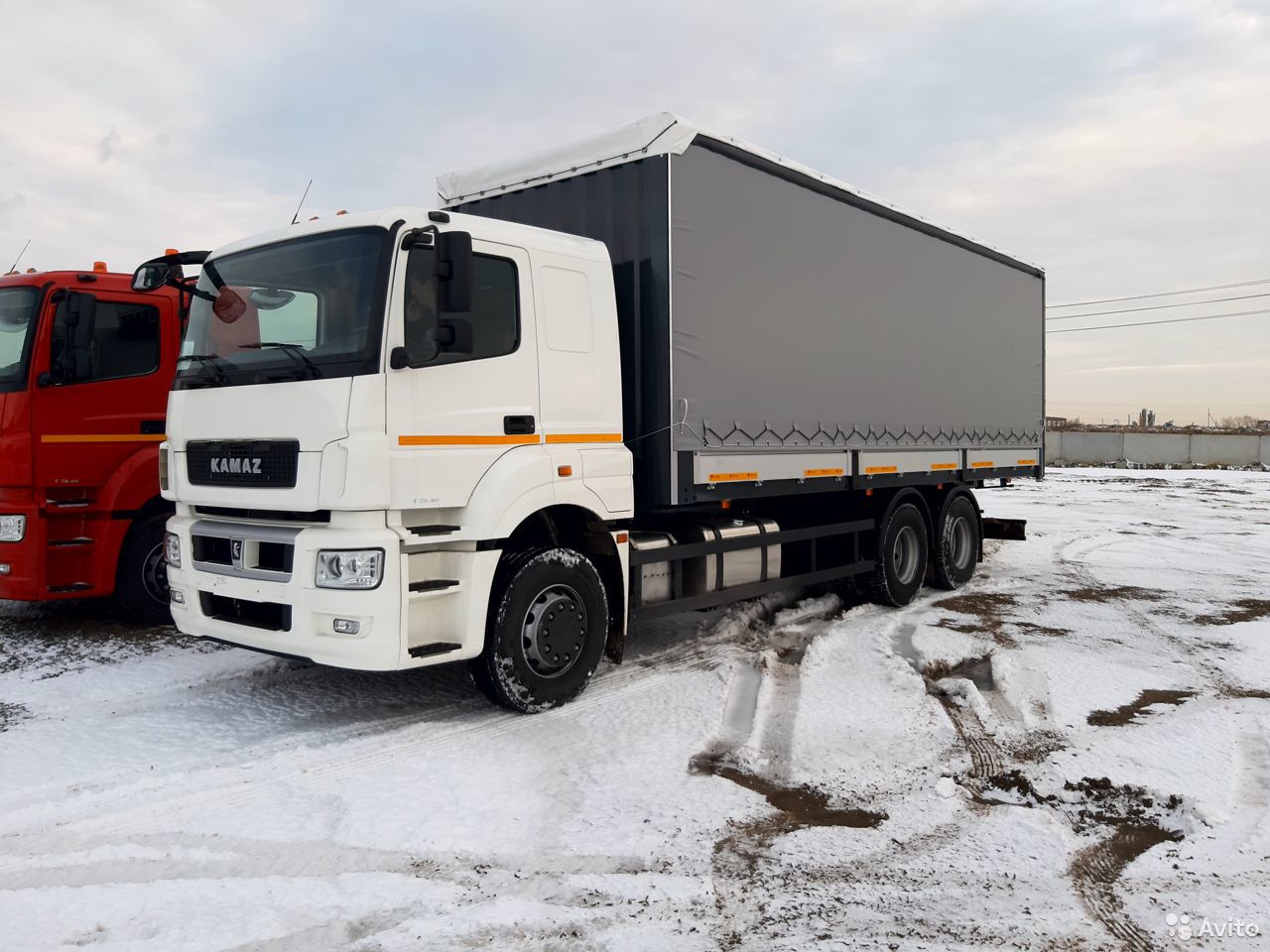 Тентованный грузовик КамАЗ 65207