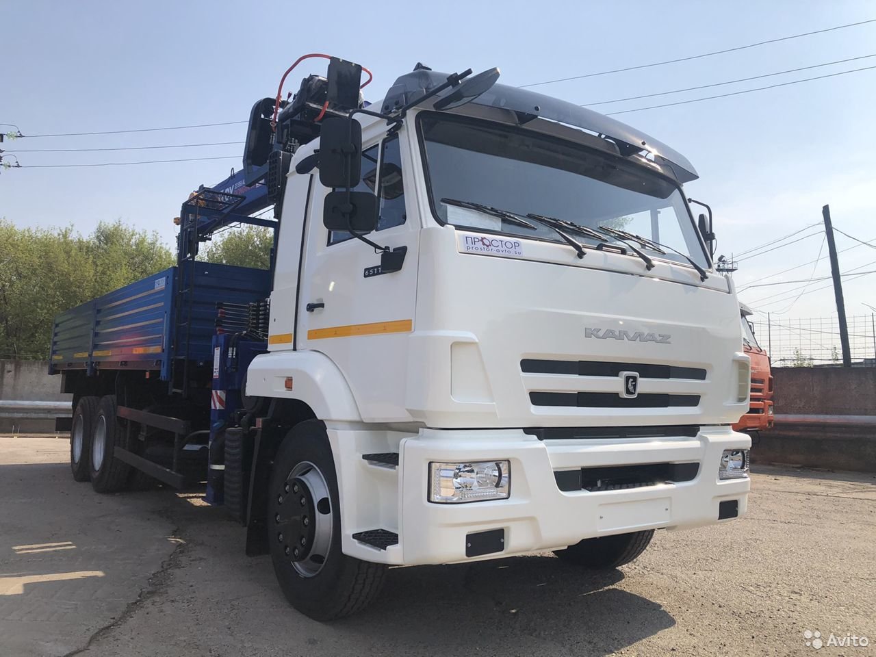 Бортовой грузовик с КМУ КамАЗ 65117 с КМУ DongYang SS1956
