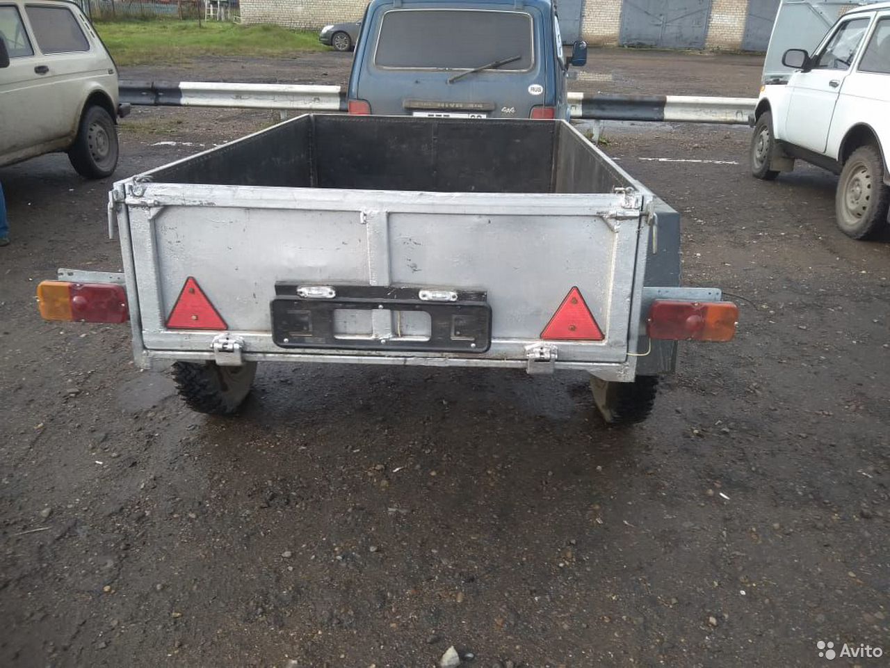 Легковой бортовой прицеп