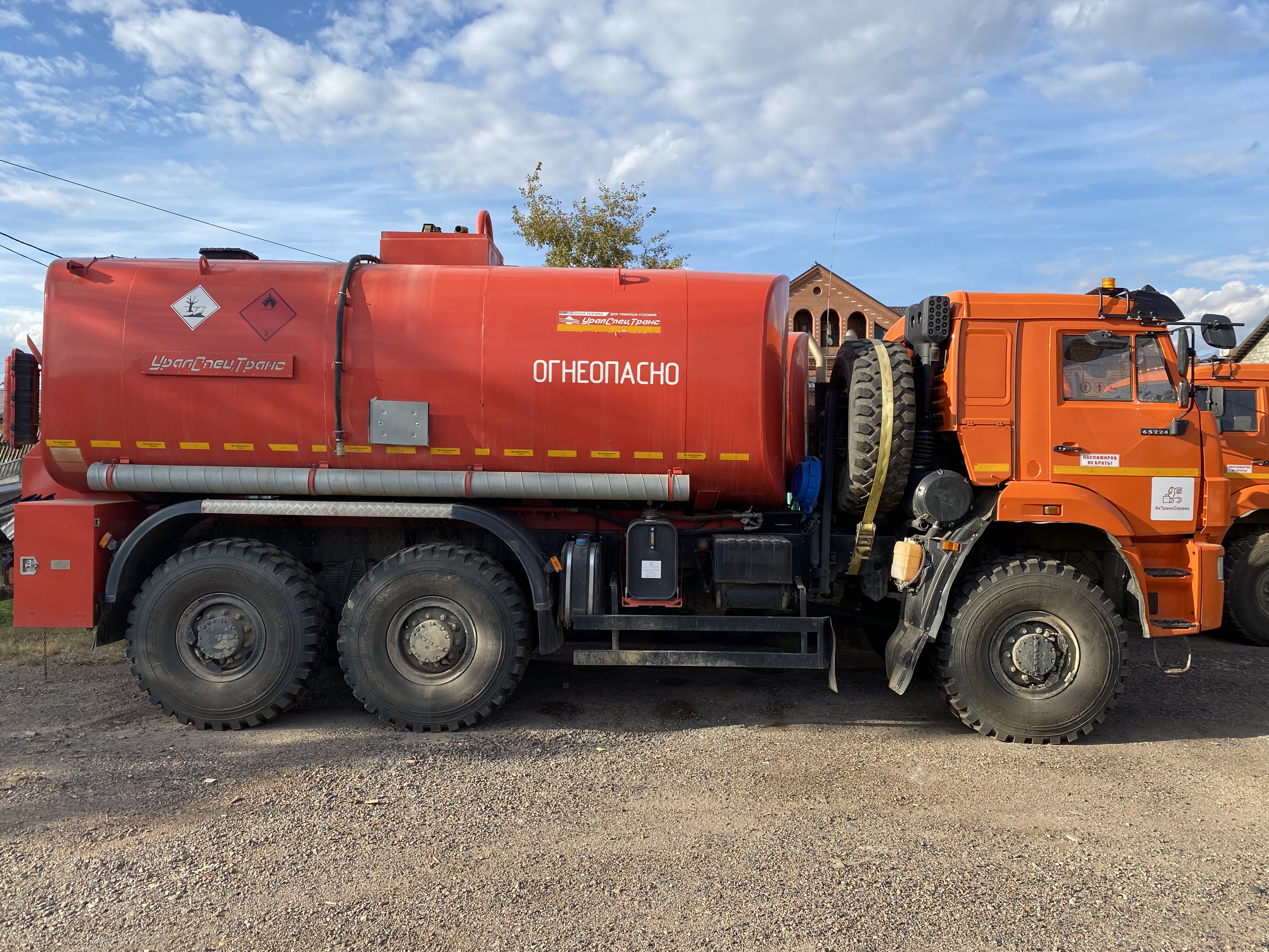 Бензовоз TRACKER 43118