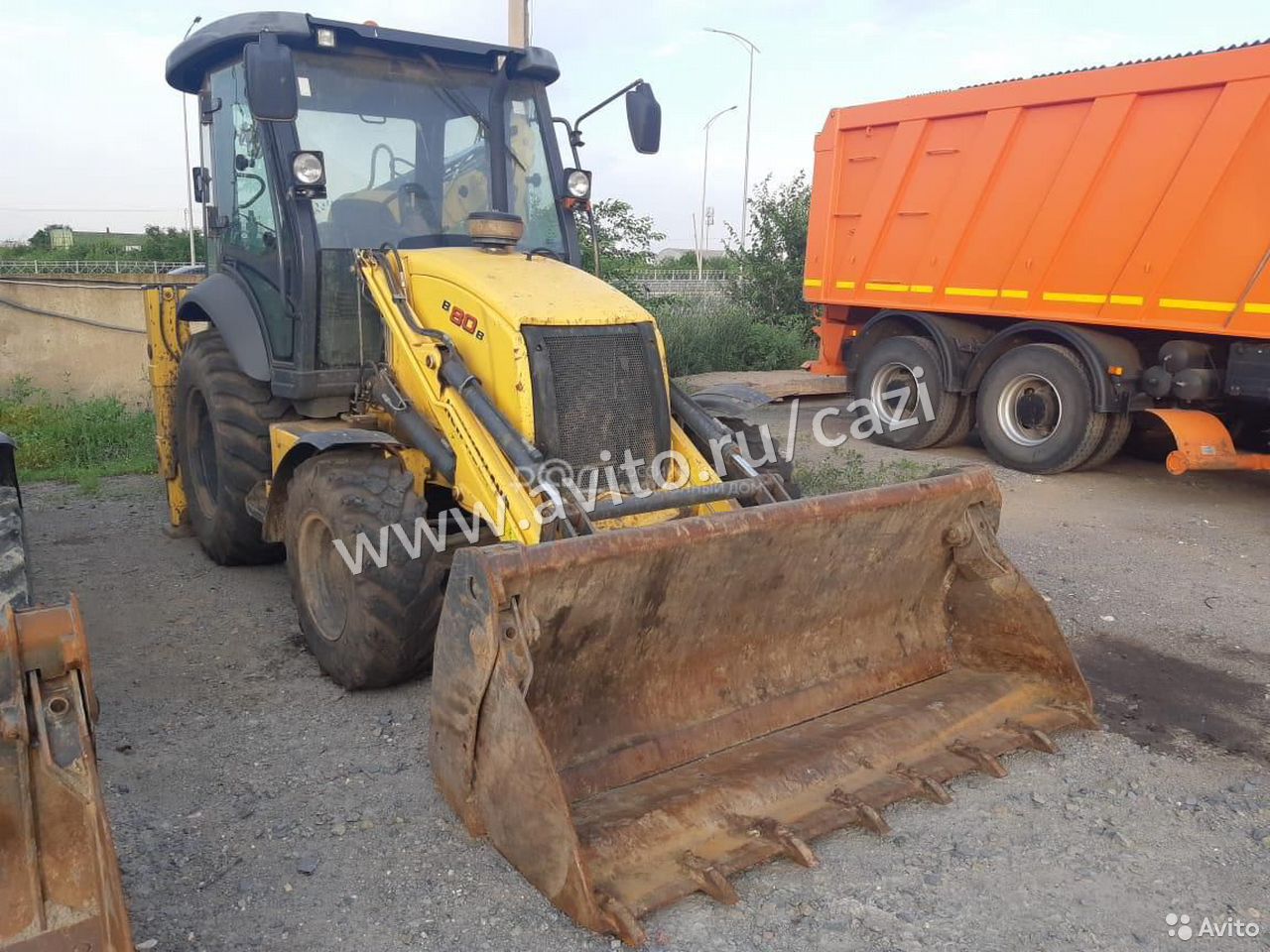 Экскаватор-погрузчик New Holland B80B