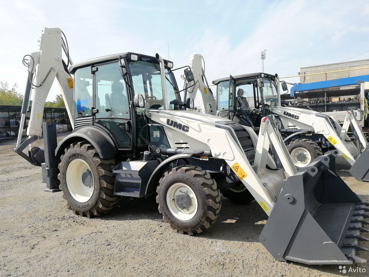 Экскаватор-погрузчик UMG TLB 825