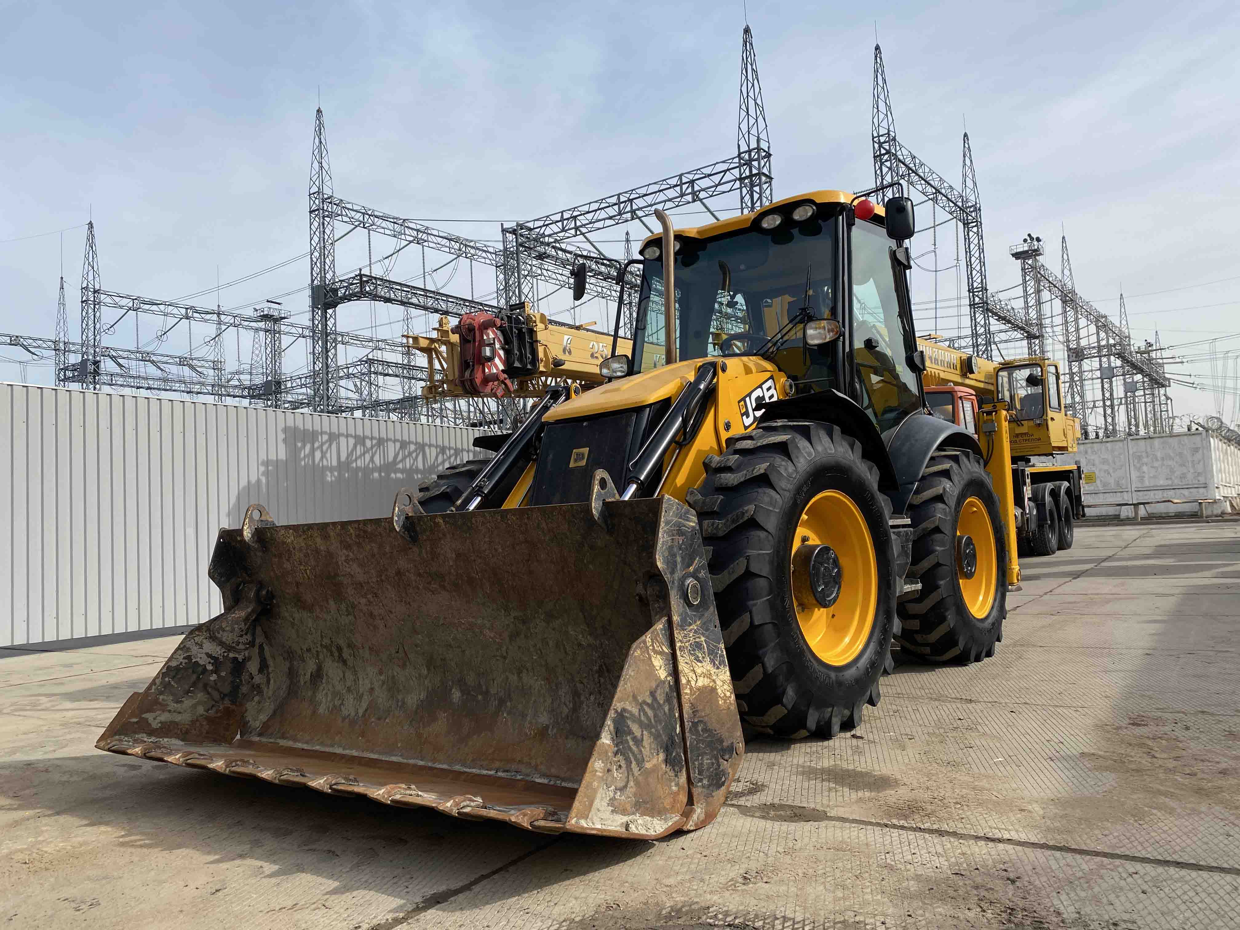 Экскаватор-погрузчик JCB 4CX
