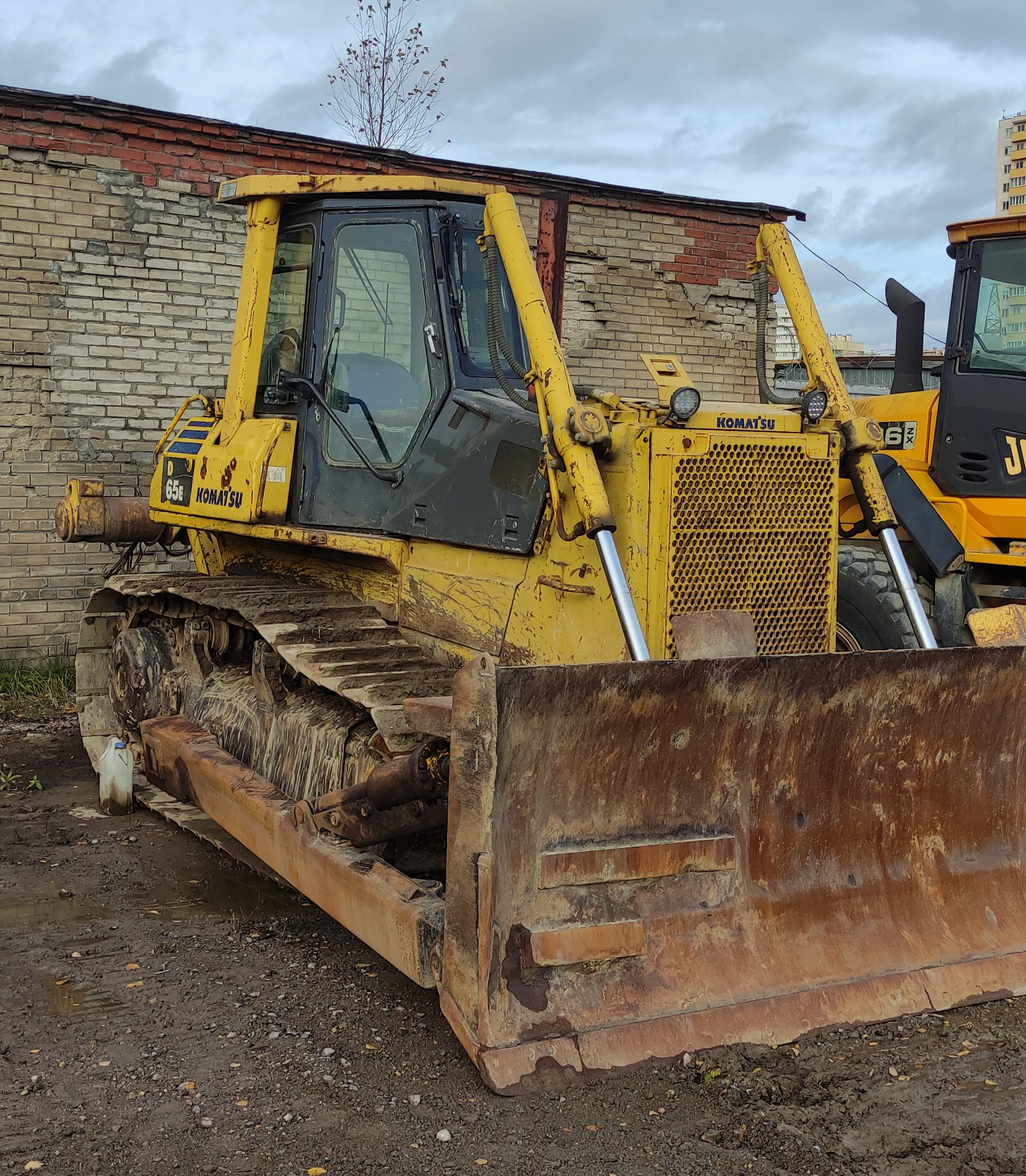 Гусеничный бульдозер Komatsu D65E-12