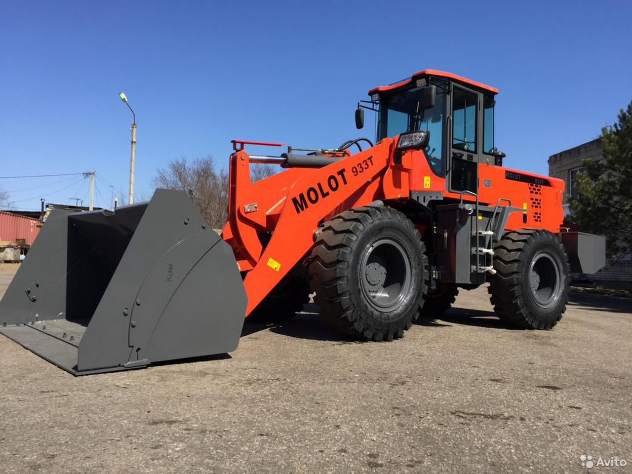 Фронтальный погрузчик Molot 933T