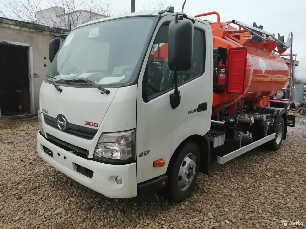 Бензовоз Hino 300 топливозаправщик