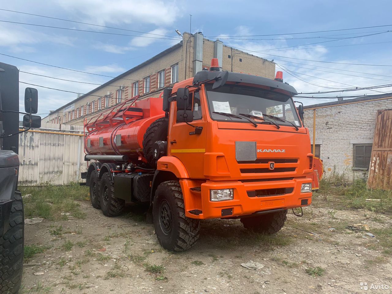 Бензовоз КамАЗ 43118 АТЗ-12