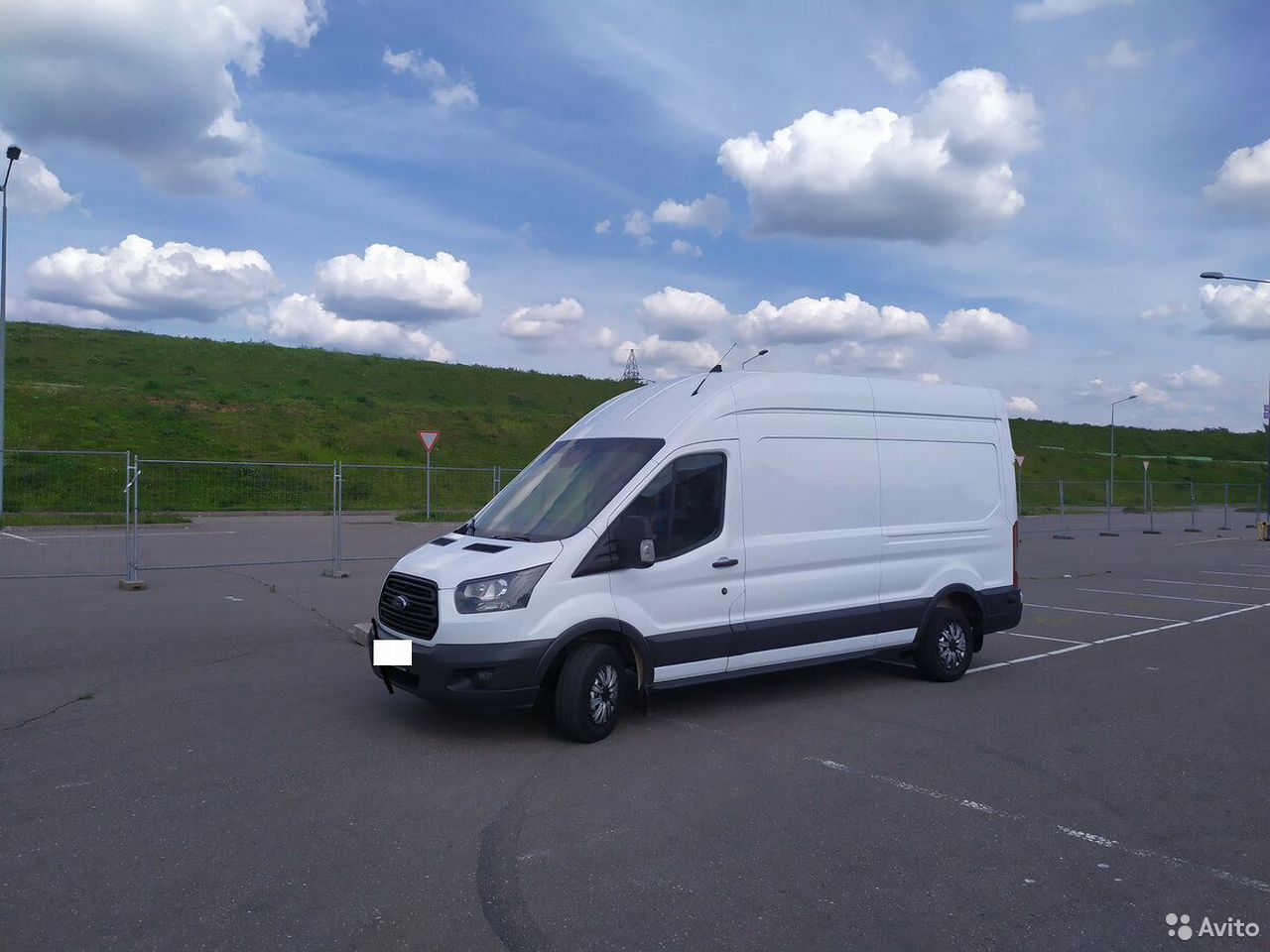 Цельнометаллический фургон Ford Transit